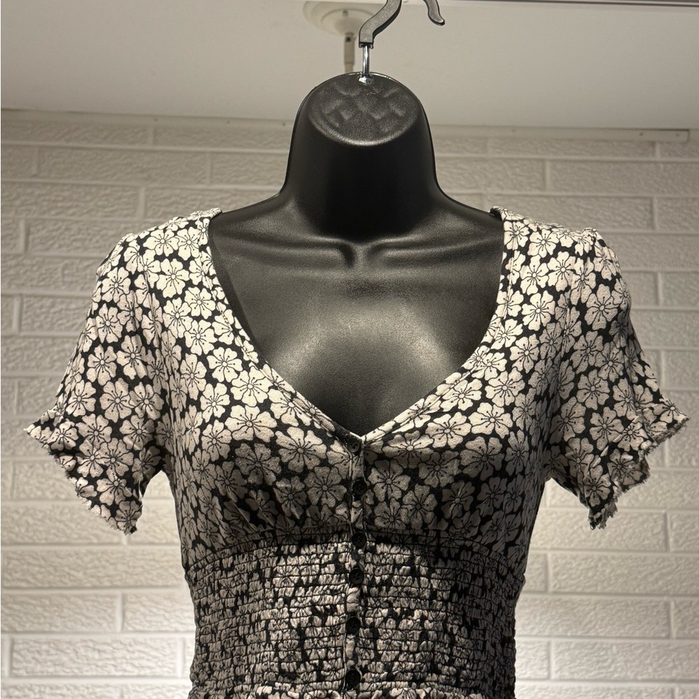 Urban‎ Outfitters Black and White Floral Top